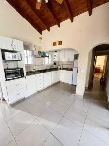 a kitchen with white cabinets and a large tile floor at Casa Premium con Cochera en Mendoza Ideal Familias Hasta 7 pers in Mendoza