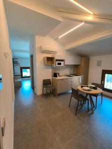 a kitchen and dining room with a table and chairs at Villa Ander in Colà di Lazise +31 photos