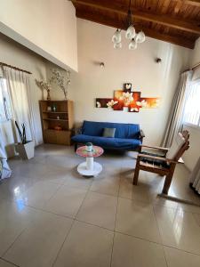 a living room with a blue couch and a table at Casa Premium con Cochera en Mendoza Ideal Familias Hasta 7 pers in Mendoza +30 photos