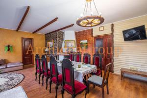 a dining room with a table and chairs at Hotel palas tatarıv in Tatariv