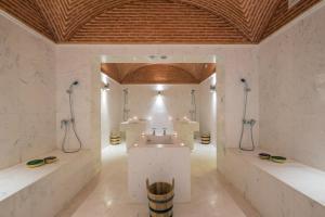 Koupelna v ubytování Hotel Ayoub & Spa