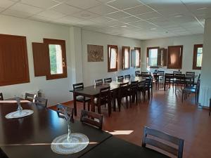 a dining room with tables and chairs in a restaurant at Albergue Niu d'Estels in Albiol