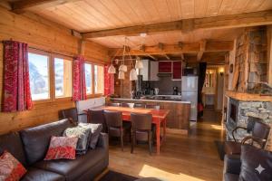 a living room with a couch and a table at Tignes duplex luxe parking 6-8 p in Tignes