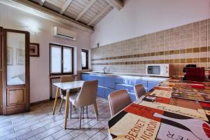 a kitchen with blue cabinets and a table and chairs at Romeo Giulietta in Verona