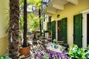 a courtyard with tables and chairs and plants at Romeo Giulietta in Verona