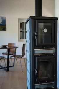 ein Kamin mit einem darin befindlichen Fernseher in der Unterkunft WaldLoft - Südsteiermark in Heimschuh