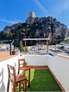 a balcony with two chairs and a view of a mountain at Entre Vistas in Zahara de la Sierra