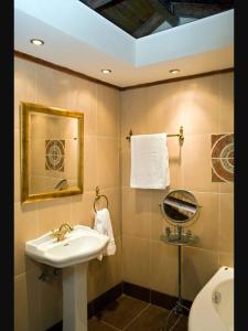 Ένα μπάνιο στο Stone Built Villa Galatia, Poolside & Perfect View
