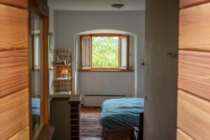 a small room with a bed and a window at Štanjelski Razgledi AR in Štanjel