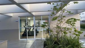 a building with glass doors with a gym at Apartamento confortável in Manaus