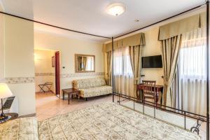 a living room with a couch and a table at Hotel Villa Ambrosina in Impruneta