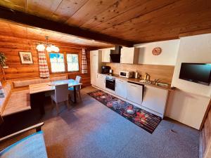 an overhead view of a kitchen with a table in a cabin at Ferienhaus Unterkircher-Wallner in Heiligenblut