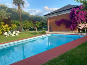 a swimming pool in the yard of a house at La Choza in Oriñón
