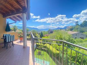 a balcony with a view of the mountains at VerdeLago casa vacanze in Luino