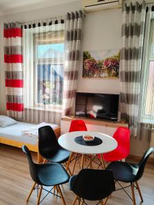 a small room with a table and chairs and a bed at Torino in Zator