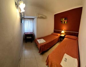 a hotel room with two beds and a window at Hotel Gran Habana - 3 Piscinas Termales - desayuno buffet - Centro in Termas de Río Hondo