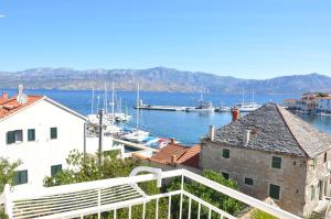 Blick auf einen Yachthafen mit Booten im Wasser in der Unterkunft Apartments Romana in Postira