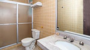 ein Badezimmer mit Toilette, Waschbecken und Badewanne in der Unterkunft Hotel Menara in Mexiko-Stadt