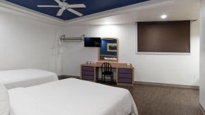 ein Hotelzimmer mit zwei Betten und einer Tafel in der Unterkunft Hotel Menara in Mexiko-Stadt