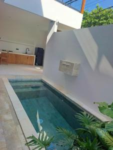 a swimming pool in the middle of a house at Villa Rosa Dreams 2 in Ungasan +9 photos