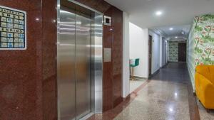 ein Flur mit Aufzug in einem Gebäude in der Unterkunft Hotel Menara in Mexiko-Stadt + 14 Fotos