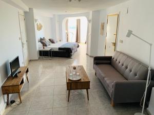 a living room with a couch and a bed at Traumhaftes Apartment mit Pool in Altea