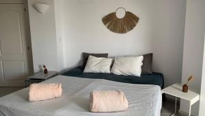 a bedroom with a bed with two towels on it at Traumhaftes Apartment mit Pool in Altea