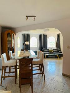 a living room with a table and chairs and a couch at Traumhaftes Apartment mit Pool in Altea