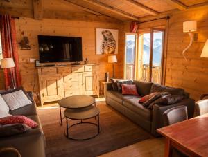 a living room with a couch and a table at Tignes duplex luxe parking 6-8 p in Tignes