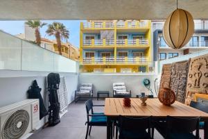 a dining room with a table and chairs and a building at Edificio Lux's - Apartamentos Tubarão in Santa Maria