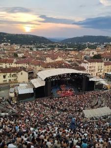 a large crowd of people at a concert at Jardhelena in Jardin +1 photo
