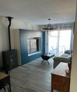 a living room with a couch and a tv at La Perpignanaise in Perpignan