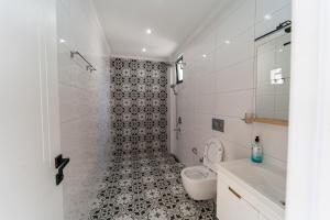 a bathroom with a shower and a toilet and a sink at Villa Mavrem in Bezirgân
