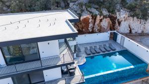 an aerial view of a building with a swimming pool at Villa Mavrem in Bezirgân