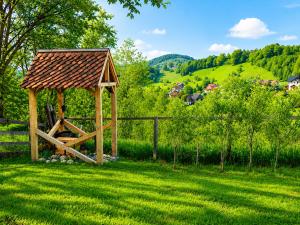 ein hölzerner Pavillon mitten auf einem Feld in der Unterkunft Wezly Tiny House in Măgura + 23 Fotos