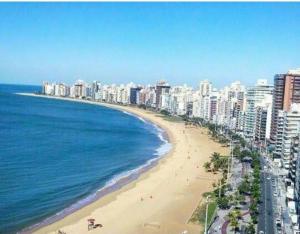 a view of a beach with buildings and the ocean at Praia da Costa próx da Praia in Vila Velha