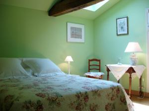 Un pat sau paturi într-o cameră la La Petite Provence de Touron
