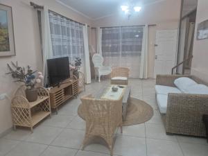 a living room with a couch and a tv at casa completa e independiente en 2 piso in Antofagasta