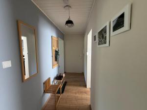 ein Flur mit Stühlen und Gemälden an den Wänden in der Unterkunft Murmelruh in Mittenwald