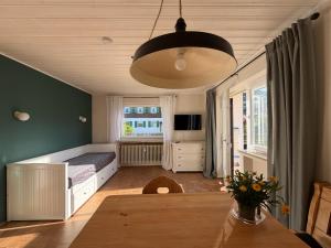 ein Schlafzimmer mit einem Bett und einem Tisch in der Unterkunft Murmelruh in Mittenwald