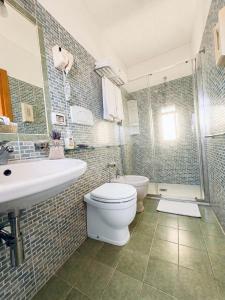 Bilik mandi di Hotel Jonic +14 gambar