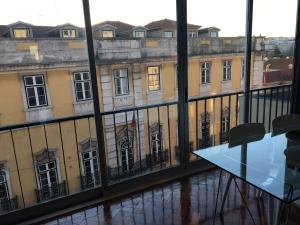 リスボンにあるPrincipe Real Luxe Flatの建物を望む部屋のガラステーブル
