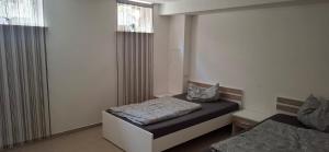a bedroom with a bed and a window in it at FIRMENWOHNUNG Monteurunterkunft in Weng