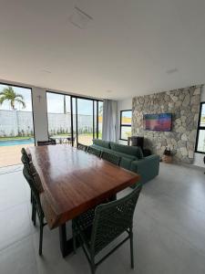 a living room with a wooden table and chairs at Condomínio Bosque da Praia, casa 193 Jacumã RN in Jacumã