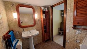 a bathroom with a sink and a mirror at Chalet Pico Frentes in Cidones