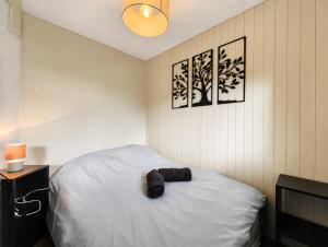 a bedroom with a bed with a towel on it at Le refuge des sportifs - studio cosy jardin - wifi in Mijoux