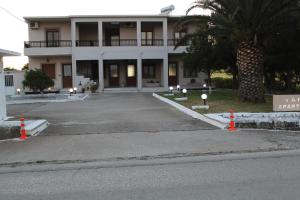 an empty parking lot in front of a building at VAKIS APARTMENTS 5 in Romanón