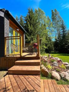 a deck with a table and chairs on a house at ARKA Puhkemajad in Päidre