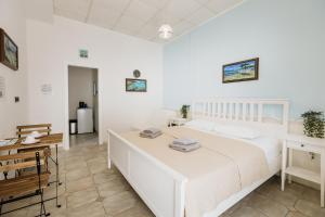 ein weißes Schlafzimmer mit Bett und Schreibtisch in der Unterkunft RIO - nice room, near the sea and park in Novigrad Istria