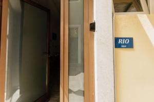 Ein Schild an der Seite eines Gebäudes mit der Aufschrift „rno“. in der Unterkunft RIO - nice room, near the sea and park in Novigrad Istria + 14 Fotos